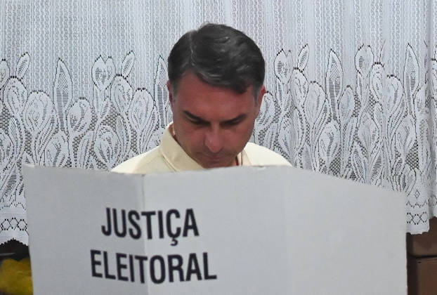 Brazilian presidential candidate Flavio Bolsonaro casts ballot in Rio de Janeiro RIO DE JANEIRO, BRAZIL - OCTOBER 4: Brazilian presidential candidate Flavio Bolsonaro of the Liberal Party (PL) casts his ballot at Municipal School Barao Homem de Mello in the Vila Isabel neighborhood in Rio de Janeiro, Brazil on October 4, 2026. Fabio Teixeira Anadolu Rio de Janeiro Brazil. Editorial use only. Please get in touch for any other usage. Copyright: x2026xAnadoluxFabioxTeixeirax