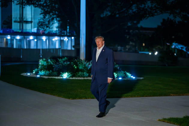 October 3, 2026, Washington, Dc, USA: President Donald Trump returns from a trip to Dayton, OH on October 3, 2026. Washington USA - ZUMAl312 20261003_znp_l312_006 Copyright: xAndrewxLeydenx