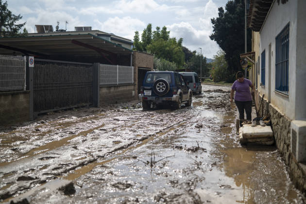 Heavy rains in Catalonia leave two dead and the Besòs River at risk of flooding. Residents clean up the mud that has accumulated in the streets and homes due to the torrential rains, on October 4, 2026, in Montornès del Vallès, Barcelona, Catalonia, Spain. The storm hitting Catalonia has left two people dead in the region. The president of the Generalitat, Salvador Illa, reported the death in Tordera of a 75-year-old man, who was at a campground when a wall reportedly collapsed on him. The second victim is a person who had been reported missing and was found in Montornès del Vallès. Emergency services are searching for another missing person in Riera de Pineda de Mar. The rains and storms have put eleven autonomous communities on alert thi Copyright: xLorenaxSopênax 7820135