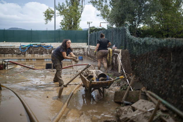 Heavy rains in Catalonia leave two dead and the Besòs River at risk of flooding. Residents clean up the mud that has accumulated in the streets and homes due to the torrential rains, on October 4, 2026, in Montornès del Vallès, Barcelona, Catalonia, Spain. The storm hitting Catalonia has left two people dead in the region. The president of the Generalitat, Salvador Illa, reported the death in Tordera of a 75-year-old man, who was at a campground when a wall reportedly collapsed on him. The second victim is a person who had been reported missing and was found in Montornès del Vallès. Emergency services are searching for another missing person in Riera de Pineda de Mar. The rains and storms have put eleven autonomous communities on alert thi Copyright: xLorenaxSopênax 7820127