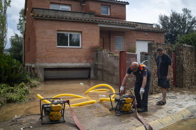 Heavy rains in Catalonia leave two dead and the Besòs River at risk of flooding. Residents clean up the mud that has accumulated in the streets and homes due to the torrential rains, on October 4, 2026, in Montornès del Vallès, Barcelona, Catalonia, Spain. The storm hitting Catalonia has left two people dead in the region. The president of the Generalitat, Salvador Illa, reported the death in Tordera of a 75-year-old man, who was at a campground when a wall reportedly collapsed on him. The second victim is a person who had been reported missing and was found in Montornès del Vallès. Emergency services are searching for another missing person in Riera de Pineda de Mar. The rains and storms have put eleven autonomous communities on alert thi Copyright: xLorenaxSopênax 7820129