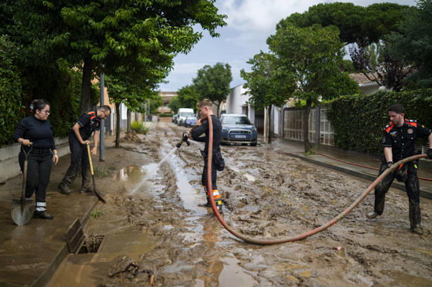 Heavy rains in Catalonia leave two dead and the Besòs River at risk of flooding. Residents clean up the mud that has accumulated in the streets and homes due to the torrential rains, on October 4, 2026, in Montornès del Vallès, Barcelona, Catalonia, Spain. The storm hitting Catalonia has left two people dead in the region. The president of the Generalitat, Salvador Illa, reported the death in Tordera of a 75-year-old man, who was at a campground when a wall reportedly collapsed on him. The second victim is a person who had been reported missing and was found in Montornès del Vallès. Emergency services are searching for another missing person in Riera de Pineda de Mar. The rains and storms have put eleven autonomous communities on alert thi Copyright: xLorenaxSopênax 7820130