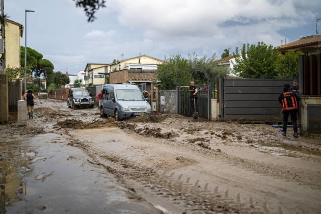 Heavy rains in Catalonia leave two dead and the Besòs River at risk of flooding. Residents clean up the mud that has accumulated in the streets and homes due to the torrential rains, on October 4, 2026, in Montornès del Vallès, Barcelona, Catalonia, Spain. The storm hitting Catalonia has left two people dead in the region. The president of the Generalitat, Salvador Illa, reported the death in Tordera of a 75-year-old man, who was at a campground when a wall reportedly collapsed on him. The second victim is a person who had been reported missing and was found in Montornès del Vallès. Emergency services are searching for another missing person in Riera de Pineda de Mar. The rains and storms have put eleven autonomous communities on alert thi Copyright: xLorenaxSopênax 7820132