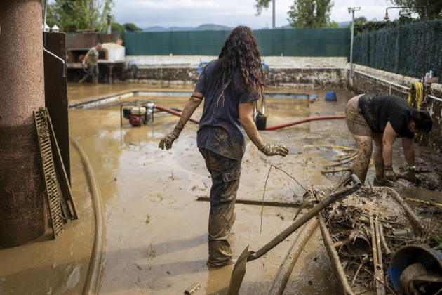 Heavy rains in Catalonia leave two dead and the Besòs River at risk of flooding. Residents clean up the mud that has accumulated in the streets and homes due to the torrential rains, on October 4, 2026, in Montornès del Vallès, Barcelona, Catalonia, Spain. The storm hitting Catalonia has left two people dead in the region. The president of the Generalitat, Salvador Illa, reported the death in Tordera of a 75-year-old man, who was at a campground when a wall reportedly collapsed on him. The second victim is a person who had been reported missing and was found in Montornès del Vallès. Emergency services are searching for another missing person in Riera de Pineda de Mar. The rains and storms have put eleven autonomous communities on alert thi Copyright: xLorenaxSopênax 7820139