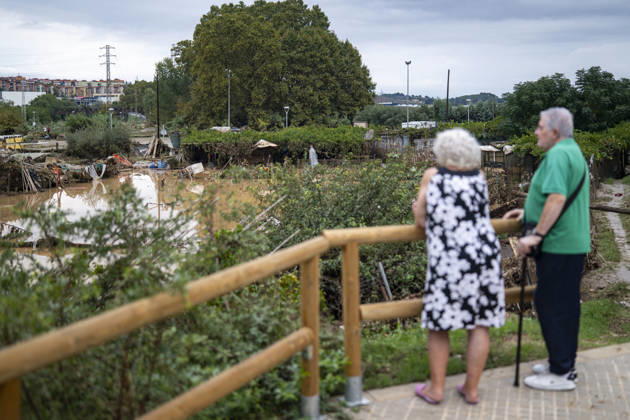Heavy rains in Catalonia leave two dead and the Besòs River at risk of flooding Two people look at the mud and standing water caused by the torrential rains on October 4, 2026, in Montornès del Vallès, Barcelona, Catalonia, Spain. The storm hitting Catalonia has left two people dead in the region. The president of the Generalitat, Salvador Illa, reported the death in Tordera of a 75-year-old man, who was at a campground when a wall reportedly collapsed on him. The second victim is a person who had been reported missing and was found in Montornès del Vallès. Emergency services are searching for another missing person in Riera de Pineda de Mar. The rains and storms have put eleven autonomous communities on alert this Sunday in Spain, includi Copyright: xLorenaxSopênax 7820142