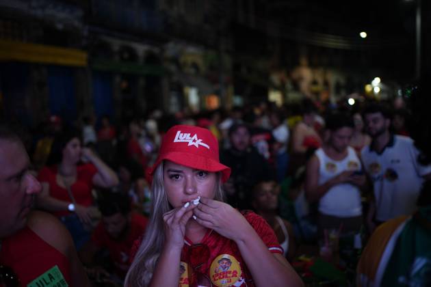 October 4, 2026, Rio De Janeiro, Brazil: RIO DE JANEIRO, BRAZIL, OCTOBER 4, 2026: Supporters of Brazilian President Luiz Inacio Lula da Silva gather in Rio de Janeiro to follow the results of the first round of Brazil s presidential election. Senator Flavio Bolsonaro finished first with 47.03 percent of valid votes, while Lula received 45.16 percent, sending the presidential race to a runoff after neither candidate secured an outright majority. The second round is scheduled for October 25 Rio De Janeiro Brazil - ZUMAq101 20261004_zna_q101_169 Copyright: xMarianaxGreifx