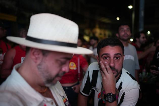 October 4, 2026, Rio De Janeiro, Brazil: RIO DE JANEIRO, BRAZIL, OCTOBER 4, 2026: Supporters of Brazilian President Luiz Inacio Lula da Silva gather in Rio de Janeiro to follow the results of the first round of Brazil s presidential election. Senator Flavio Bolsonaro finished first with 47.03 percent of valid votes, while Lula received 45.16 percent, sending the presidential race to a runoff after neither candidate secured an outright majority. The second round is scheduled for October 25 Rio De Janeiro Brazil - ZUMAq101 20261004_zna_q101_174 Copyright: xMarianaxGreifx