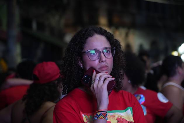 October 4, 2026, Rio De Janeiro, Brazil: RIO DE JANEIRO, BRAZIL, OCTOBER 4, 2026: Supporters of Brazilian President Luiz Inacio Lula da Silva gather in Rio de Janeiro to follow the results of the first round of Brazil s presidential election. Senator Flavio Bolsonaro finished first with 47.03 percent of valid votes, while Lula received 45.16 percent, sending the presidential race to a runoff after neither candidate secured an outright majority. The second round is scheduled for October 25 Rio De Janeiro Brazil - ZUMAq101 20261004_zna_q101_172 Copyright: xMarianaxGreifx