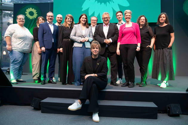 Mona NEUBAUR (vorne) will ihre Partei als Spitzenkandidatin in die Landtagswahl 2027 in NRW fuehren, hier mit der Parteispitze von Buendnis 90 die Gruenen, Bündnis 90 die Grünen, in NRW, Mona NEUBAUR, Buendnis 90 die Gruenen, Ministerin fuer Wirtschaft, Industrie, Klimaschutz und Energie, stellv. Ministerpraesidentin des Landes Nordrhein-Westfalen. Pressekonferenz von Buendnis 90 die Gruenen zur Aufstellung fuer die Landtagswahl 2027 in NRW, 05.10.2026,