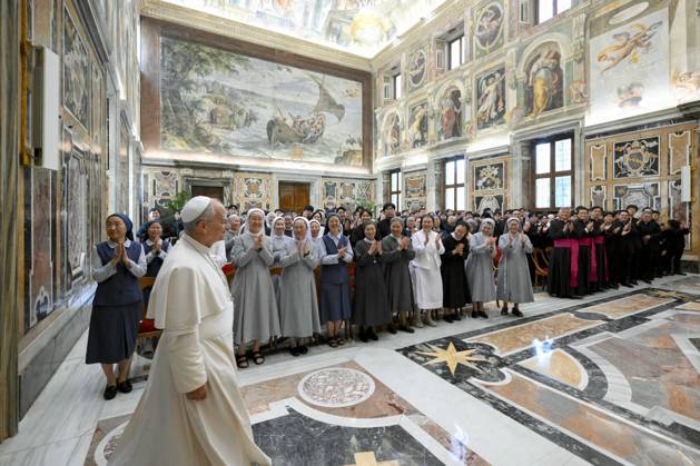 IPA89331628 - Italy, Rome, Vatican, October 5, 2026 Pope Leo XIV receives priests and religious sisters from Korea residing in Rome during a private audience at the Vatican. Photo by VATICAN MEDIA Catholic Press Photo Copyright: xVATICANxMEDIA xCatholicxPressxPhotox xx IPA89331628