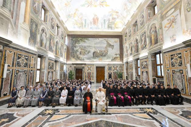 IPA89331631 - Italy, Rome, Vatican, October 5, 2026 Pope Leo XIV receives priests and nuns from Korea residing in Rome during a private audience at the Vatican. Photograph by VATICAN MEDIA Catholic Press Photo Copyright: xVATICANxMEDIA xCatholicxPressxPhotox xx IPA89331631