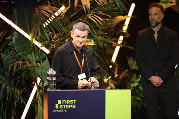 FIRST STEPS 2026 Mittellanger Spielfilm Gewinnerfilm: HASENFUSS von Maximilian Conway Preisverleihung auf der Buehne bei der FIRST STEPS 2026 Verleihung im Theater des Westens in Berlin Copyright: xEventpressxFuhrx