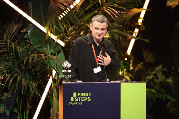 FIRST STEPS 2026 Mittellanger Spielfilm Gewinnerfilm: HASENFUSS von Maximilian Conway Preisverleihung auf der Buehne bei der FIRST STEPS 2026 Verleihung im Theater des Westens in Berlin Copyright: xEventpressxFuhrx