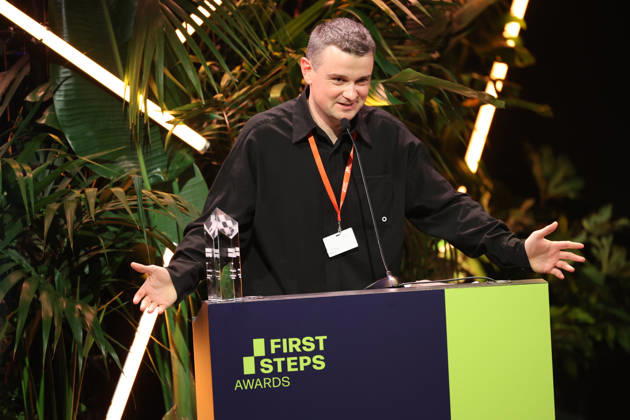 FIRST STEPS 2026 Mittellanger Spielfilm Gewinnerfilm: HASENFUSS von Maximilian Conway Preisverleihung auf der Buehne bei der FIRST STEPS 2026 Verleihung im Theater des Westens in Berlin Copyright: xEventpressxFuhrx