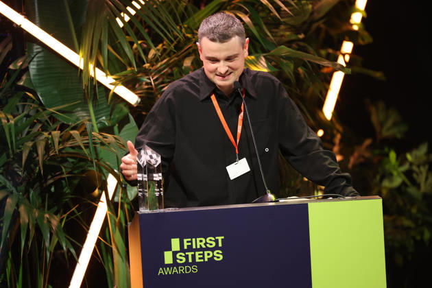 FIRST STEPS 2026 Mittellanger Spielfilm Gewinnerfilm: HASENFUSS von Maximilian Conway Preisverleihung auf der Buehne bei der FIRST STEPS 2026 Verleihung im Theater des Westens in Berlin Copyright: xEventpressxFuhrx