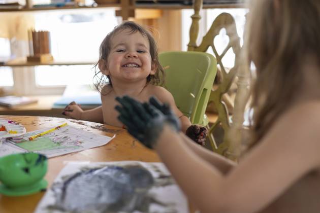 Zwei junge Kinder sitzen an einem Tisch, der mit einem riesigen Lächeln auf ihren Gesichtern bedeckt ist. Selektiver Fokus Two young children are sitting at a table covered with a huge smile on their faces. Selective focus Copyright: imageBROKER EmmanuelxLavigne ibxiqx18970413.jpg ,model released, Symbolfoto ,property released