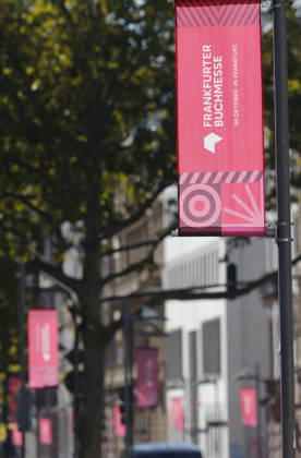 Frankfurt Impressionen 05.10.2026 Die 78. Frankfurter Buchmesse öffnet am 7. 10. 26(Mittwoch) für Fachbesucher und ab 9. 10. (Freitag) für das breite Publikum aus der ganzen Welt ihre Tore. Reichhaltiges Publikumsprogramm im Ehrengast Pavillon von Tschechien. Zu Gast sind zahlreiche promintente Autoren und Content Creator mit Lesungen und Interviews sowie Signierstunden Frankfurt (Main) Hessen Deutschland