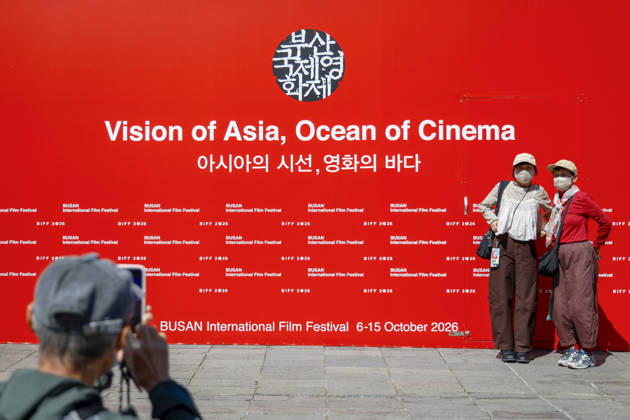 people visit the Busan International Film Festival, South Korea People pose for photographs near the Busan Cinema Center, the main venue of the 31st Busan International Film Festival (BIFF), in Busan, South Korea, on October 06, 2026. Busan South Korea Copyright: xMatrixxImages JungxUi-Chelx