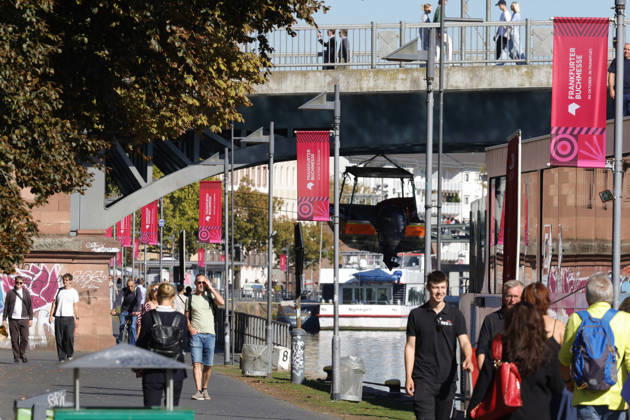 Frankfurt Impressionen 05.10.2026 Die 78. Frankfurter Buchmesse öffnet am 7.10. (Mittwoch) für Fachbesucher und ab 9.10. (Freitag) für das breite Publikum aus der ganzen Welt ihre Tore. Piblikumsprogramm im Ehrengast Pavillon von Tschechien. Zu Gast sind promintente Autoren und Content Creator mit Lesungen und Interviews sowie Signierstunden Frankfurt (Main) Hessen Deutschland