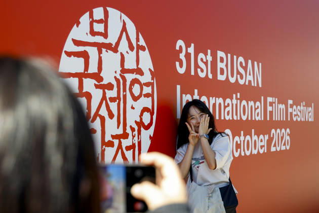 people visit the Busan International Film Festival, South Korea People pose for photographs near the Busan Cinema Center, the main venue of the 31st Busan International Film Festival (BIFF), in Busan, South Korea, on October 06, 2026. Busan South Korea  Copyright: xMatrixxImages JungxUi-Chelx