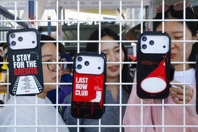 people visit the Busan International Film Festival, South Korea People browse souvenirs near the Busan Cinema Center, the main venue of the 31st Busan International Film Festival (BIFF), in Busan, South Korea, on October 06, 2026. Busan South Korea  Copyright: xMatrixxImages JungxUi-Chelx