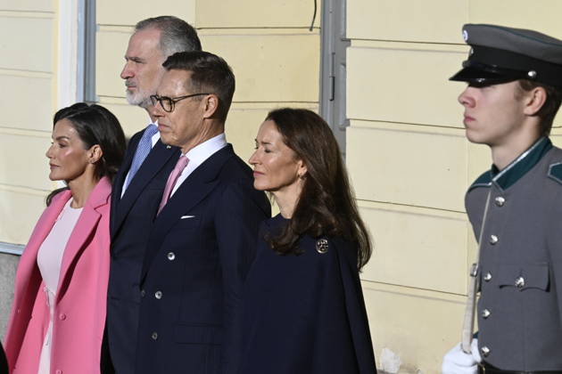 LKS 20261006 King Felipe and Queen Letizia (L) of Spain and President Alexander Stubb of Finland and his wife Suzanne Innes-Stubb (R) during the welcoming ceremony in front of the Presidential Palace in Helsinki, Finland, on October 6, 2026. King Felipe and Queen Letizia are on a two-day state visit to Finland. - MARKKU ULANDER Helsinki Finland  Copyright: xMarkkuxUlanderx sgYuuBdH6k8