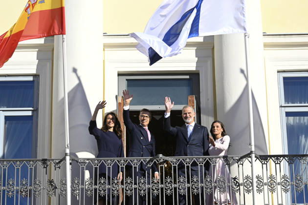 LKS 20261006 King Felipe and Queen Letizia (R) of Spain and President Alexander Stubb of Finland and his wife Suzanne Innes-Stubb (L) during the welcoming ceremony in front of the Presidential Palace in Helsinki, Finland, on October 6, 2026. King Felipe and Queen Letizia are on a two-day state visit to Finland. - MARKKU ULANDER Helsinki Finland Copyright: xMarkkuxUlanderx QMeIA0uhVoo