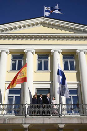 LKS 20261006 King Felipe and Queen Letizia (R) of Spain and President Alexander Stubb of Finland and his wife Suzanne Innes-Stubb (L) during the welcoming ceremony in front of the Presidential Palace in Helsinki, Finland, on October 6, 2026. King Felipe and Queen Letizia are on a two-day state visit to Finland. - MARKKU ULANDER Helsinki Finland Copyright: xMarkkuxUlanderx QoUlhexxClM
