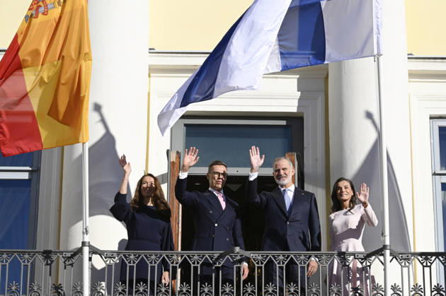 LKS 20261006 King Felipe and Queen Letizia (R) of Spain and President Alexander Stubb of Finland and his wife Suzanne Innes-Stubb (L) during the welcoming ceremony in front of the Presidential Palace in Helsinki, Finland, on October 6, 2026. King Felipe and Queen Letizia are on a two-day state visit to Finland. - MARKKU ULANDER Helsinki Finland Copyright: xMarkkuxUlanderx 4PBt9Zp-gV8