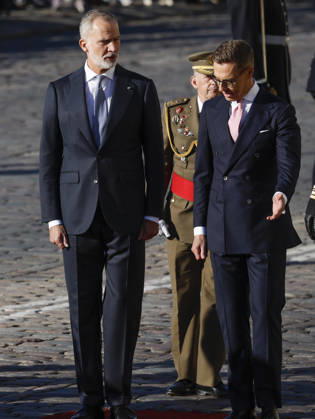 King of Spain Felipe VI (L) and and Finnish President Alexander Stubb (R) upon their arrival at the Presidential Palace for the welcome ceremony as part of the Spanish king and queen s state visit to Finland in Helsinki, Finland, 06 October 2026. Spanish King and Queen visit Finland !ACHTUNG: NUR REDAKTIONELLE NUTZUNG! Copyright: xJ.J.xGuillénx GRAF709 20261006-55021600043_1