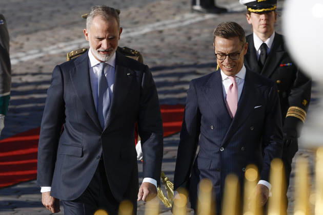 King of Spain Felipe VI (L) and and Finnish President Alexander Stubb (R) upon their arrival at the Presidential Palace for the welcome ceremony as part of the Spanish king and queen s state visit to Finland in Helsinki, Finland, 06 October 2026. Spanish King and Queen visit Finland !ACHTUNG: NUR REDAKTIONELLE NUTZUNG! Copyright: xJ.J.xGuillénx GRAF711 20261006-55021600048_1