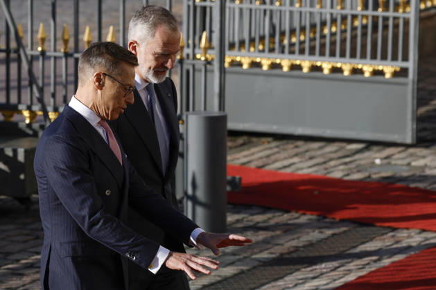 King of Spain Felipe VI (R) and and Finnish President Alexander Stubb (L) upon their arrival at the Presidential Palace for the welcome ceremony as part of the Spanish king and queen s state visit to Finland in Helsinki, Finland, 06 October 2026. Spanish King and Queen visit Finland !ACHTUNG: NUR REDAKTIONELLE NUTZUNG!  Copyright: xJ.J.xGuillénx GRAF718 20261006-55021600050_1