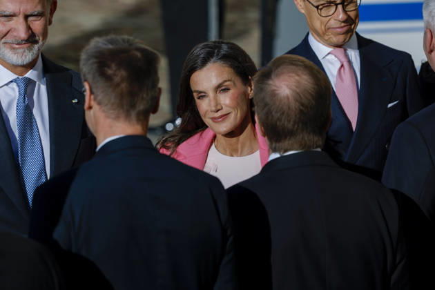 King and queen of Spain Felipe VI (L) and Letizia (C), upon their arrival at the Presidential Palace for the welcome ceremony as part of the Spanish king and queen s state visit to Finland in Helsinki, Finland, 06 October 2026. Spanish King and Queen visit Finland !ACHTUNG: NUR REDAKTIONELLE NUTZUNG!  Copyright: xJ.J.xGuillénx GRAF702 20261006-55021600072_1