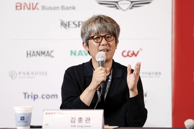 The Table: Day and Night cast at Busan International Film Festival South Korean film director Kim Jong-kwan speaks during a press conference for The Table: Day and Night, the opening film of the 31st Busan International Film Festival (BIFF), at the Busan Cinema Center in Busan, South Korea, on October 06, 2026. Busan South Korea  Copyright: xMatrixxImages JungxUi-Chelx
