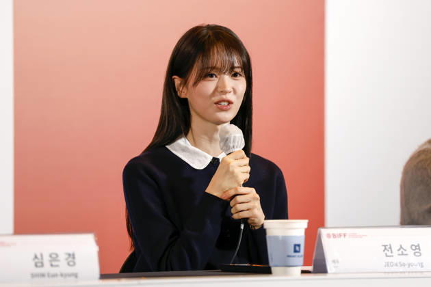 The Table: Day and Night cast at Busan International Film Festival South Korean actor Jeon So-young speaks during a press conference for The Table: Day and Night, the opening film of the 31st Busan International Film Festival (BIFF), at the Busan Cinema Center in Busan, South Korea, on October 06, 2026. Busan South Korea  Copyright: xMatrixxImages JungxUi-Chelx