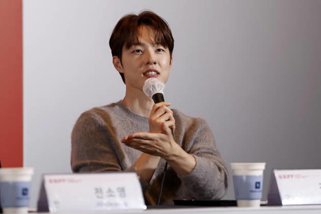 The Table: Day and Night cast at Busan International Film Festival South Korean actor Kim Dong-hwi speaks during a press conference for The Table: Day and Night, the opening film of the 31st Busan International Film Festival (BIFF), at the Busan Cinema Center in Busan, South Korea, on October 06, 2026. Busan South Korea  Copyright: xMatrixxImages JungxUi-Chelx