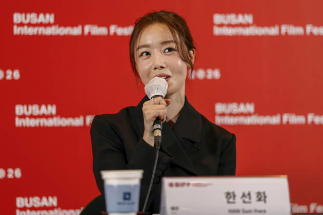 The Table: Day and Night cast at Busan International Film Festival South Korean actor Han Sun-hwa speaks during a press conference for The Table: Day and Night, the opening film of the 31st Busan International Film Festival (BIFF), at the Busan Cinema Center in Busan, South Korea, on October 06, 2026. Busan South Korea  Copyright: xMatrixxImages JungxUi-Chelx