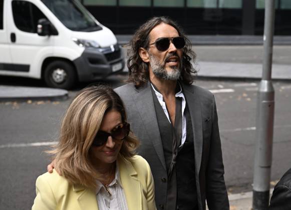 Russell Brand arrives at court for a preliminary hearing LONDON, UNITED KINGDOM - OCTOBER 6: British comedian and actor Russell Brand arrives at Southwark Crown Court for a preliminary hearing regarding rape and sexual assault charges in London, United Kingdom on October 6, 2026. Rasid Necati Aslim Anadolu London United Kingdom. Editorial use only. Please get in touch for any other usage. Copyright: x2026xAnadoluxRasidxNecatixAslimx