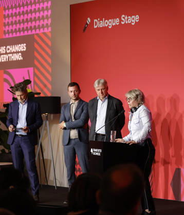Frankfurt Impressionen 06.10.2026 Die 78. Frankfurter Buchmesse verabschiedet den langjährigen Direktor Juergen Boos rechts amerikanische Historikerin Jill Lepore Frankfurt (Main) Hessen Deutschland