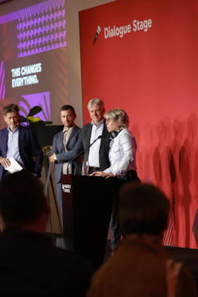 Frankfurt Impressionen 06.10.2026 Die 78. Frankfurter Buchmesse verabschiedet den langjährigen Direktor Juergen Boos rechts amerikanische Historikerin Jill Lepore Frankfurt (Main) Hessen Deutschland
