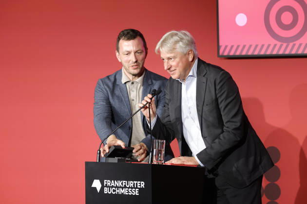Frankfurt Impressionen 06.10.2026 Die 78. Frankfurter Buchmesse verabschiedet den langjährigen Direktor Juergen Boos links Sebastian GUGGOLZ Vorsteher des Börsenvereins des Deutschen Buchhandels Frankfurt (Main) Hessen Deutschland