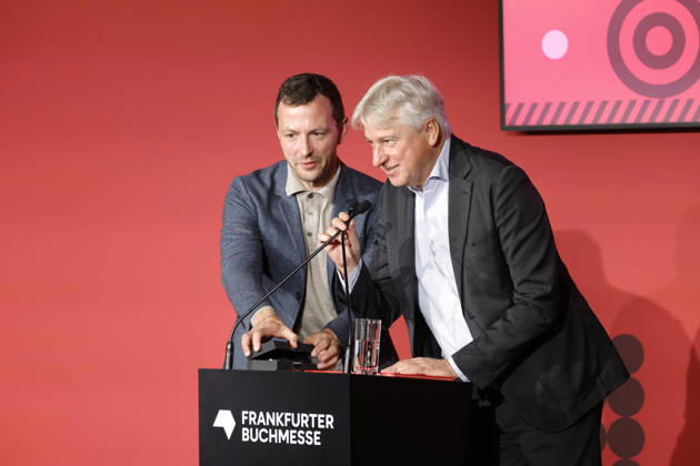 Frankfurt Impressionen 06.10.2026 Die 78. Frankfurter Buchmesse verabschiedet den langjährigen Direktor Juergen Boos links Sebastian GUGGOLZ Vorsteher des Börsenvereins des Deutschen Buchhandels Frankfurt (Main) Hessen Deutschland