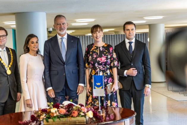 October 6, 2026, Helsinki, Uusimaa, Finland: Helsingin pormestarin puoliso (vasemmalla), Helsingin pormestari Daniel Sazonov, Espanjan kuningatar Letizia ja kuningas Felipe VI poseeraavat kameroille Helsingin kaupungintalolla Espanjan kuningasparin valtiovierailun yhteydessa. Helsinki Finland - ZUMAt172 20261006_zip_t172_042 Copyright: xJosexTabaresx