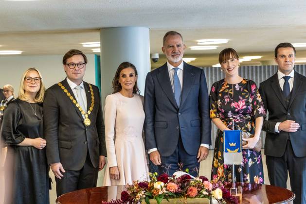 October 6, 2026, Helsinki, Uusimaa, Finland: Helsingin pormestarin puoliso (vasemmalla), Helsingin pormestari Daniel Sazonov, Espanjan kuningatar Letizia ja kuningas Felipe VI poseeraavat kameroille Helsingin kaupungintalolla Espanjan kuningasparin valtiovierailun yhteydessa. Helsinki Finland - ZUMAt172 20261006_zip_t172_044 Copyright: xJosexTabaresx