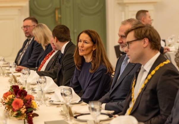 October 6, 2026, Helsinki, Uusimaa, Finland: Suomen presidentin puoliso Suzanne Innes-Stubb (vasemmalla), Espanjan kuningas Felipe VI (keskella) ja Helsingin pormestari Daniel Sazonov (oikealla) istuvat Helsingin kaupungin jarjestamalla virallisella lounaalla Helsingin kaupungintalolla Espanjan kuningasparin valtiovierailun yhteydessa. Helsinki Finland  - ZUMAt172 20261006_zip_t172_046 Copyright: xJosexTabaresx