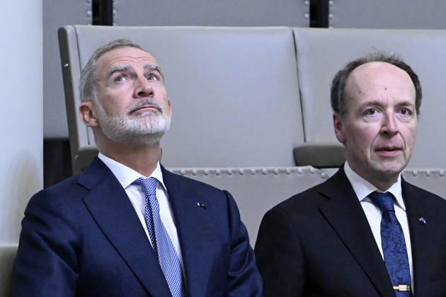 LKS 20261006 Spain s King Felipe (L) is seen with Speaker of the Finnish Parliament Jussi Halla-aho in the gallery of the parliament as he follows a plenary session in Helsinki, Finland, on October 6, 2026. Spain s King Felipe and Queen Letizia are on a two-day state visit to Finland. - HEIKKI SAUKKOMAA Helsinki Finland Copyright: xHeikkixSaukkomaax vNMNOMW2Xvk