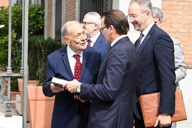 The Prado Museum reopens the Queen Christina Sculpture Gallery with a visit from Prince Daniel of Sweden. The president of the Royal Board of Trustees of the Prado Museum, Javier Solana, presents a book to Prince Daniel of Sweden at the museum on the occasion of the reopening of the Queen Christina Sculpture Gallery on October 6, 2026, in Madrid, Spain. CELEBRITIES PRADO MUSEUM ROYALTY PRINCE José Madrid Madrid Spain  Copyright: xJosÃ xOlivax 7824411