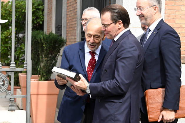 The Prado Museum reopens the Queen Christina Sculpture Gallery with a visit from Prince Daniel of Sweden. The president of the Royal Board of Trustees of the Prado Museum, Javier Solana, presents a book to Prince Daniel of Sweden at the museum on the occasion of the reopening of the Queen Christina Sculpture Gallery on October 6, 2026, in Madrid, Spain. CELEBRITIES PRADO MUSEUM ROYALTY PRINCE José Madrid Madrid Spain  Copyright: xJosÃ xOlivax 7824413