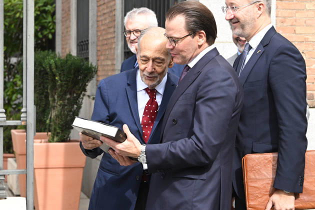 The Prado Museum reopens the Queen Christina Sculpture Gallery with a visit from Prince Daniel of Sweden. The president of the Royal Board of Trustees of the Prado Museum, Javier Solana, presents a book to Prince Daniel of Sweden at the museum on the occasion of the reopening of the Queen Christina Sculpture Gallery on October 6, 2026, in Madrid, Spain. CELEBRITIES PRADO MUSEUM ROYALTY PRINCE José Madrid Madrid Spain  Copyright: xJosÃ xOlivax 7824414