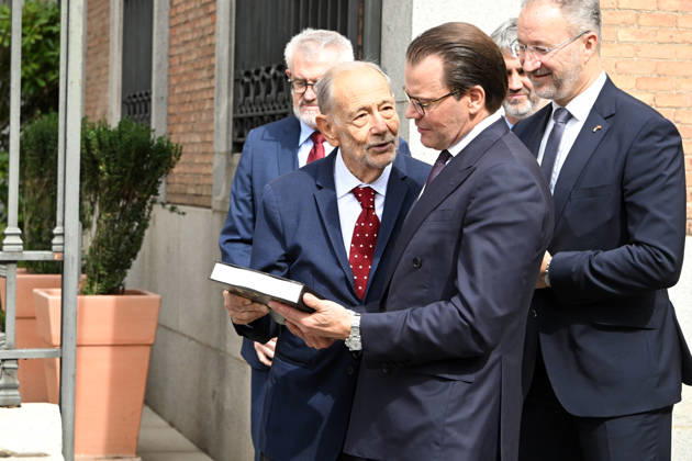 The Prado Museum reopens the Queen Christina Sculpture Gallery with a visit from Prince Daniel of Sweden. The president of the Royal Board of Trustees of the Prado Museum, Javier Solana, presents a book to Prince Daniel of Sweden at the museum on the occasion of the reopening of the Queen Christina Sculpture Gallery on October 6, 2026, in Madrid, Spain. CELEBRITIES PRADO MUSEUM ROYALTY PRINCE José Madrid Madrid Spain Copyright: xJosà xOlivax 7824416